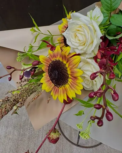 ひまわりとバラの花束